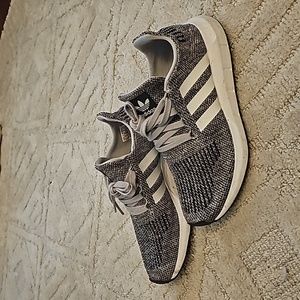 Adidas Swift Run kids sz 5.5 womens sz 7.5